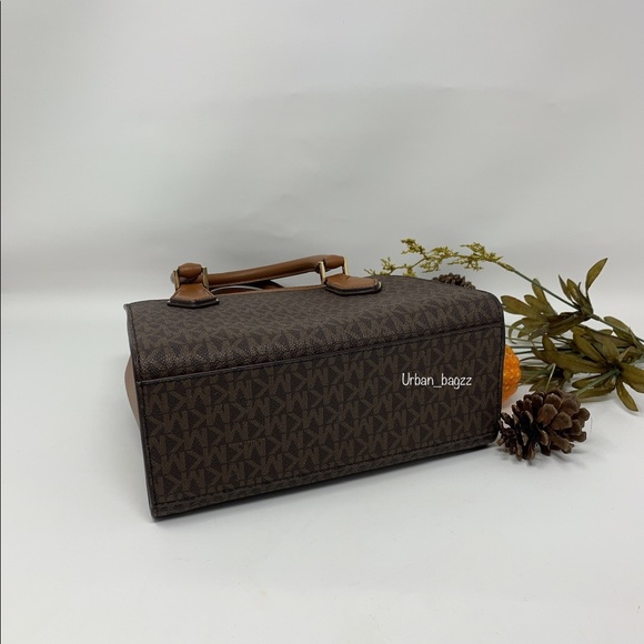 Michael Kors Mott Medium Messenger - Picture 4 of 6